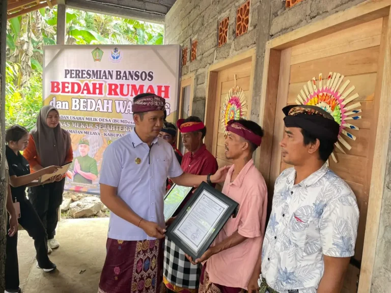 Bupati Jembrana I Made Kembang Hartawan menekankan penerapan konsep Asta Kosala Kosali dalam program bedah rumah dan bedah warung BUMDes Bersama, agar hunian warga tetap harmonis, aman, nyaman, dan selaras dengan nilai budaya Bali.