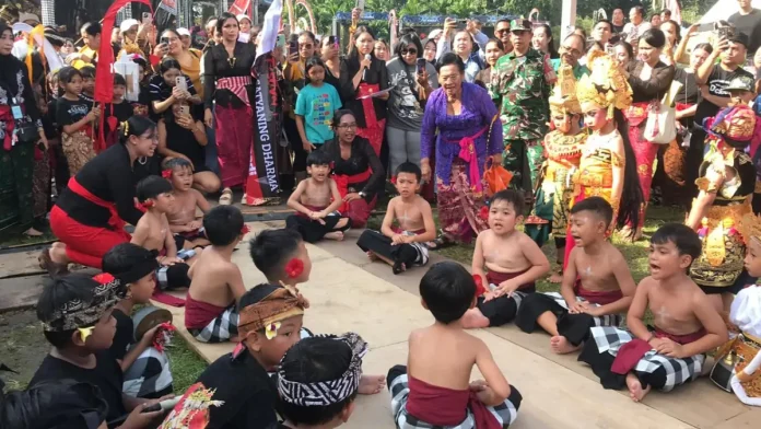 A.A. Istri Rai Setyawati, meski berusia 73 tahun, tetap berdedikasi mengajar dan membimbing anak-anak menari, menjadikan dirinya pusat pengabdian seni Bali bagi generasi muda.
