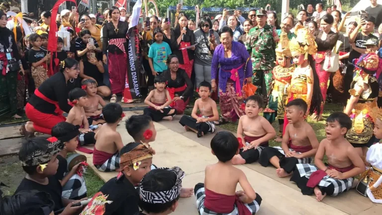 A.A. Istri Rai Setyawati, meski berusia 73 tahun, tetap berdedikasi mengajar dan membimbing anak-anak menari, menjadikan dirinya pusat pengabdian seni Bali bagi generasi muda.