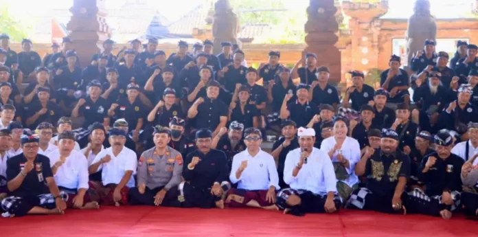 Walikota Denpasar I Gusti Ngurah Jaya Negara saat menghadiri Pesangkepan Agung Pecalang dan Sosialisasi Kasukertan Krama di Wantilan Pura Agung Petilan, Desa Kesiman Petilan, Kecamatan Denpasar Timur, pada Minggu (8/3).