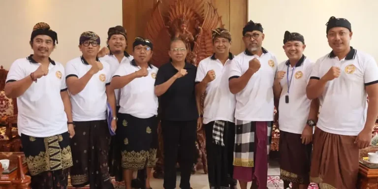 ubernur Bali Wayan Koster menerima audiensi komunitas pengemudi transportasi online yang tergabung dalam Taruna Nusa Dua Citraloka (TNDC) di Jayasabha, Denpasar, Minggu 8 Maret 2026.