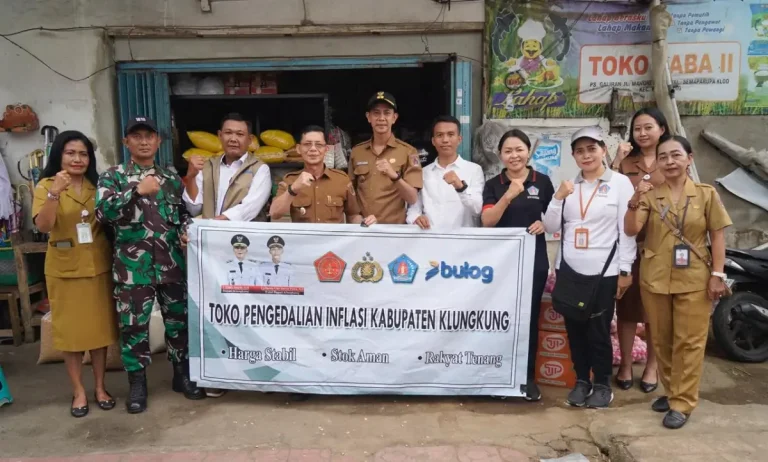 Bupati I Made Satria memantau langsung ketersediaan dan harga bahan pokok di Pasar Umum Galiran guna memastikan stok pangan aman dan harga tetap stabil menjelang Hari Raya Nyepi dan Idul Fitri.