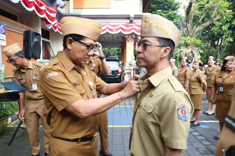 Sekretaris Daerah Kota Denpasar, I Gusti Ngurah Eddy Mulya, menyematkan pin Zona Integritas Wilayah Birokrasi Bersih dan Melayani (WBBM) kepada ASN di lingkungan Badan Pendapatan Daerah saat memimpin Apel Disiplin.