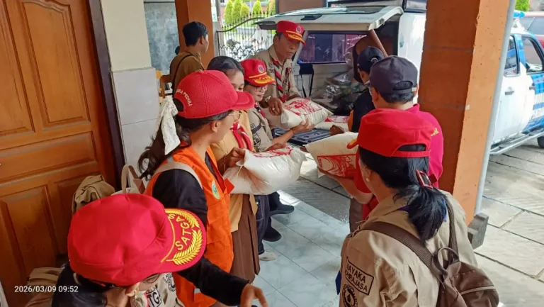 Wakil Ketua Kwarcab Buleleng, I Putu Kariaman Putra, memimpin aksi karya bakti Pramuka untuk membersihkan lingkungan warga terdampak banjir bandang di Desa Banjar, Buleleng, Bali, Indonesia.