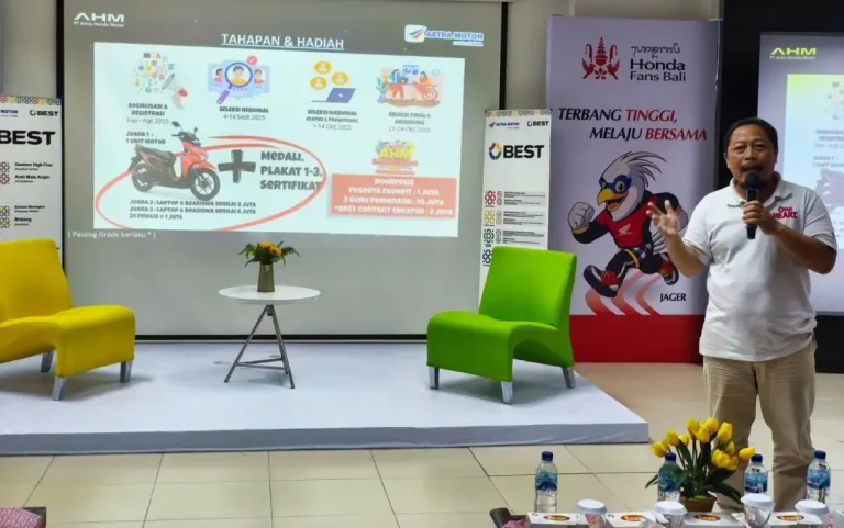 PIC CSR Astra Motor Bali, Tangguh Rinekso, memaparkan sosialisasi AHM Best Student 2026 kepada siswa SMA/SMK/MA di Bali untuk mendorong partisipasi mereka dalam ajang karya ilmiah dan inovatif.