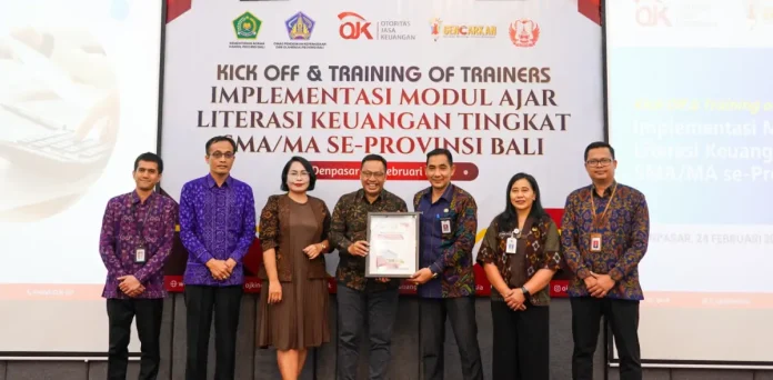 Kepala Direktorat Pengawasan Perilaku Pelaku Usaha Jasa Keuangan OJK Provinsi Bali, Irhamsah, memimpin pelatihan Modul Ajar Literasi Keuangan bagi guru dan kepala sekolah SMA/MA di Bali untuk meningkatkan literasi keuangan pelajar.