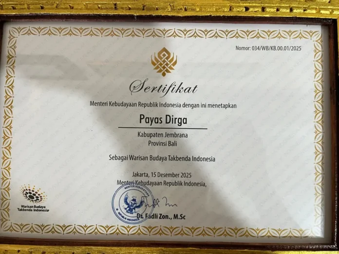 Payas Dirga dan Kain Tenun Loloan dari Kabupaten Jembrana resmi ditetapkan sebagai Warisan Budaya Tak Benda Nasional 2025, memperkuat pelestarian budaya dan identitas lokal.