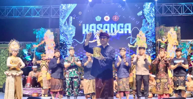 Wali Kota Denpasar I Gusti Ngurah Jaya Negara menutup Kasanga Festival 2026 yang ditandai dengan pemercikan tirta, disaksikan Wakil Wali Kota I Kadek Agus Arya Wibawa, Ketua DPRD I Gusti Ngurah Gede, Forkopimda Kota Denpasar, Minggu (8/3/2026) malam di Lapangan Puputan Badung I Gusti Ngurah Made Agung, Denpasar.