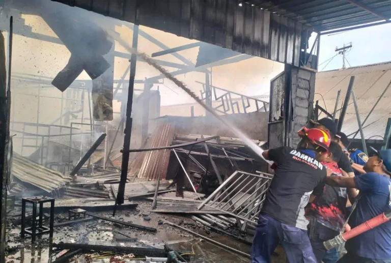 Proses pemadaman api yang menghanguskan bengkel las di Banjar Dinas Tunjung Mekar, Desa Bubunan, Kecamatan Seririt, Kabupaten Buleleng.
