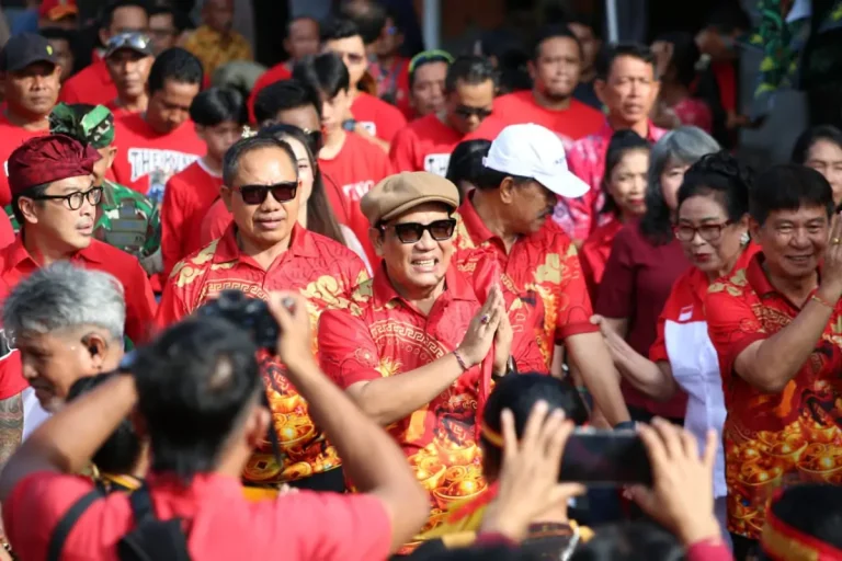 Ribuan masyarakat memadati kawasan Jalan Gajah Mada hingga Panggung Terbuka Garuda Wisnu Singasana, Senin 9 Maret 2026, dalam rangka merayakan Festival Imlek 2577 Kongzili yang dirangkaikan dengan Cap Go Meh di Kabupaten Tabanan.