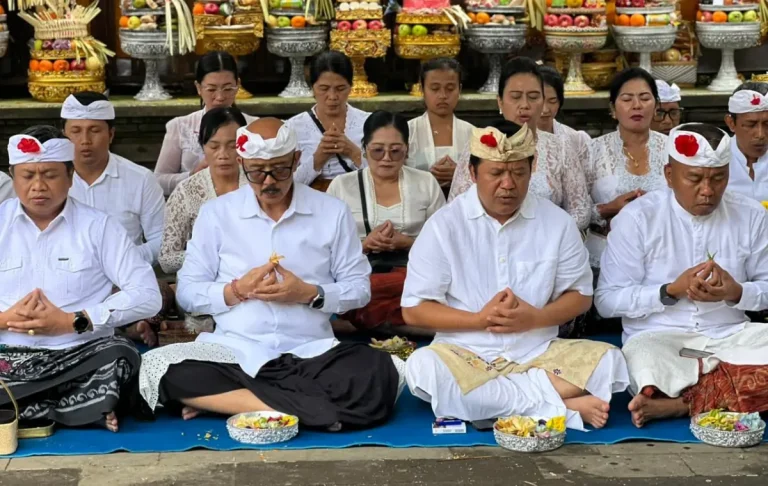 Bupati Bangli Sang Nyoman Sedana Arta bersama Wakil Bupati Bangli I Wayan Diar memimpin pelaksanaan Bhakti Penganyar di Pura Kahyangan Jagat Gunung Raung