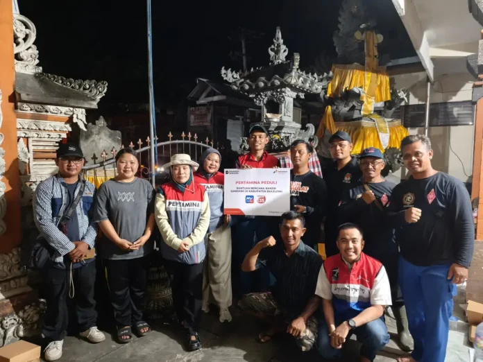 Pertamina Patra Niaga Regional Jatimbalinus menyalurkan bantuan kemanusiaan bagi warga Desa Banjar, Buleleng yang terdampak banjir bandang