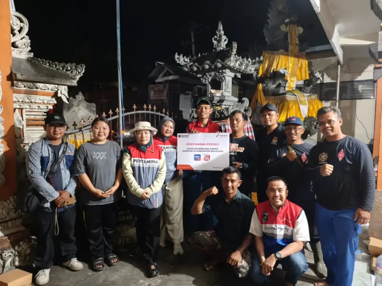 Pertamina Patra Niaga Regional Jatimbalinus menyalurkan bantuan kemanusiaan bagi warga Desa Banjar, Buleleng yang terdampak banjir bandang