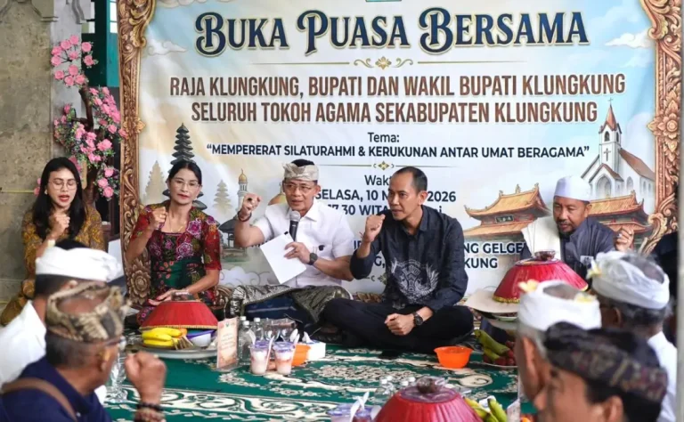Bupati Klungkung I Made Satria bersama Eva Satria dan Wakil Bupati Klungkung Tjokorda Gde Surya Putra bersama Kusuma Surya menghadiri kegiatan buka puasa bersama masyarakat Muslim di Masjid Nurul Huda Kampung Gelgel, Selasa 10 Maret 2026.