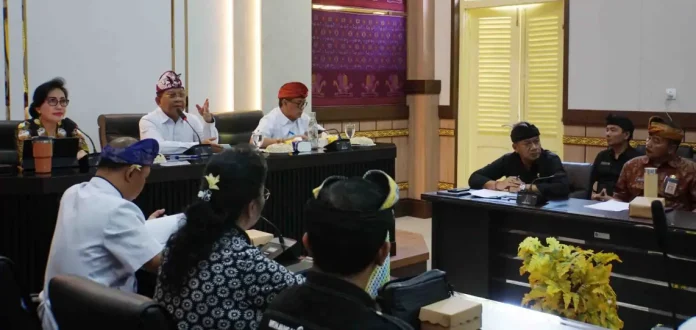 Bupati Buleleng, I Nyoman Sutjidra, menyerukan partisipasi aktif dunia usaha dalam membantu masyarakat terdampak bencana banjir bandang di Kecamatan Banjar. Bupati Buleleng, I Nyoman Sutjidra, menyerukan partisipasi aktif dunia usaha dalam membantu masyarakat terdampak bencana banjir bandang di Kecamatan Banjar.