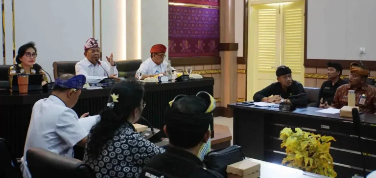 Bupati Buleleng, I Nyoman Sutjidra, menyerukan partisipasi aktif dunia usaha dalam membantu masyarakat terdampak bencana banjir bandang di Kecamatan Banjar.