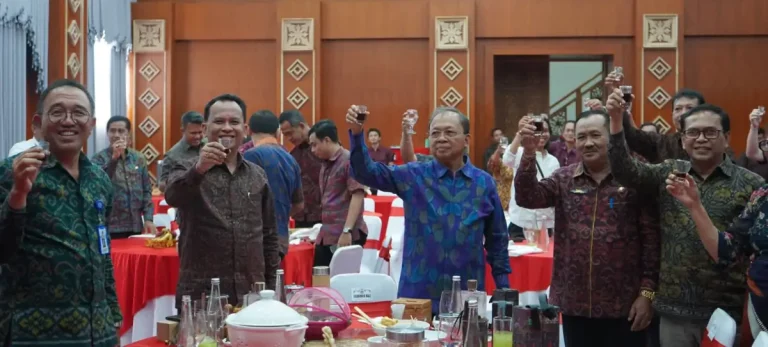 Gubernur Bali Wayan Koster meminta pelaku usaha Arak Bali menggunakan Aksara Bali secara menonjol pada kemasan sebagai identitas dan penguatan branding produk lokal Bali.