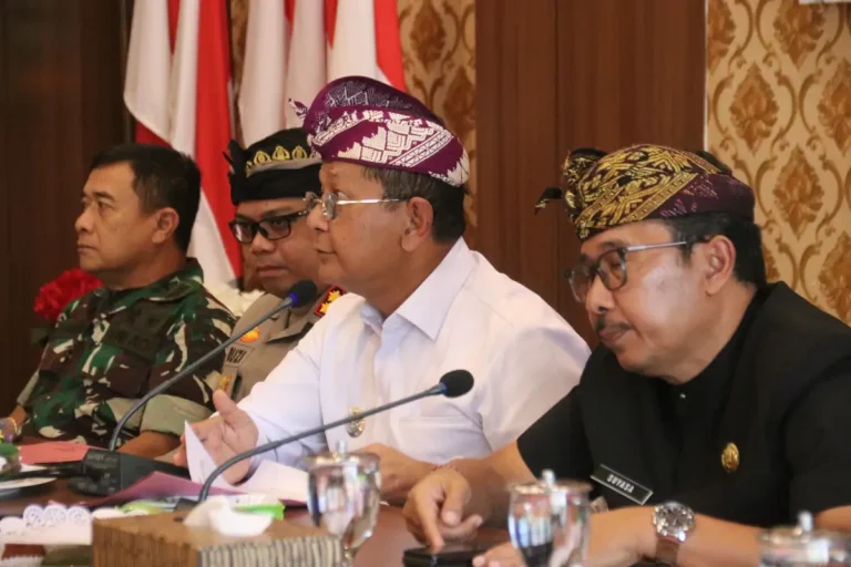 Bupati I Nyoman Sutjidra bersama stakeholder lintas sektoral menggelar rapat koordinasi untuk kesiapsiagaan menjelang Hari Raya Nyepi dan Idulfitri demi mewujudkan Buleleng yang Sejahtera, Aman, Rukun, dan Damai (SAR).