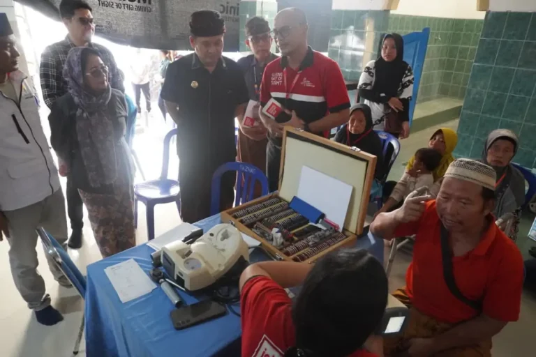 Bupati Jembrana I Made Kembang Hartawan membuka pemeriksaan mata dan operasi katarak gratis bekerja sama dengan BAZNAS Jembrana dan John Fawcett Foundation (JFF) untuk warga kurang mampu.