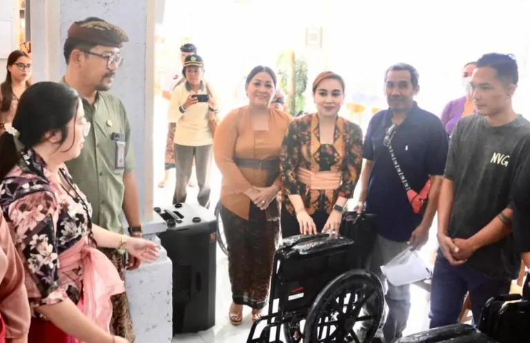 Penyerahan bantuan kuri roda secara simbolis kepada warga yang membutuhkan oleh Ketua K3S Kota Denpasar, Ny. Ayu Kristi Arya Wibawa, didampingi Ketua Dharma Wanita Persatuan Kota Denpasar, Ny. Swandewi Eddy Mulya, serta Sekretaris Dinas Sosial Kota Denpasar, Yudya Putri, pada Kamis (12/3/2026) di Graha Nawasena