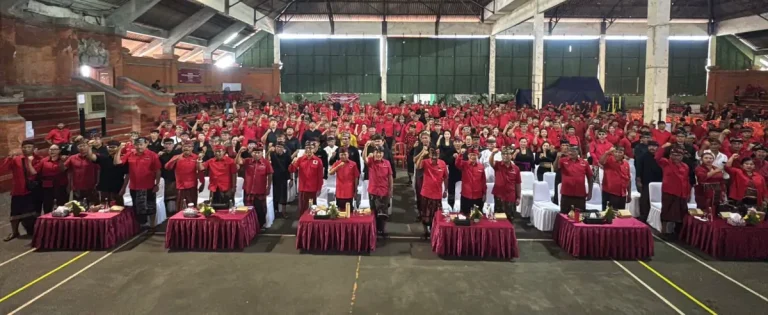 Ketua DPD PDI Perjuangan Provinsi Bali, Wayan Koster, mengukuhkan ribuan pengurus PDI Perjuangan se-Denpasar dan menegaskan pengukuhan itu sebagai amanah perjuangan bagi kader.