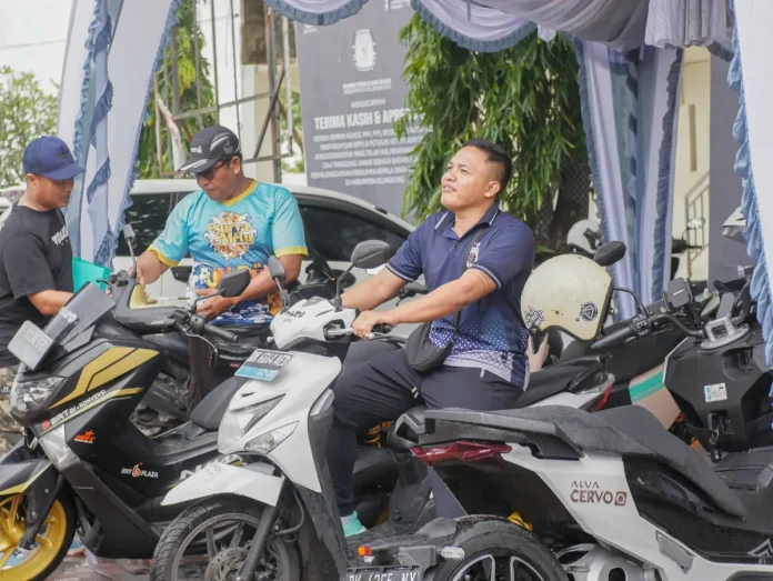 Beberapa pengunjung mencoba langsung sepeda motor listrik dalam kegiatan Mini Expo Electrifying Lifestyle di Nusa Penida.