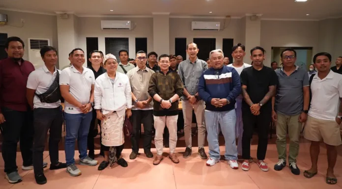 Bupati I Made Satria bersama Wakil Bupati Tjokorda Gde Surya Putra mensosialisasikan penerapan retribusi elektronik bagi pengusaha boat di kawasan Nusa Penida dan Nusa Lembongan untuk mendukung transformasi digital transportasi laut.