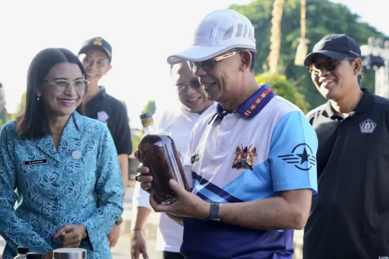 Bupati I Made Satria dan Wakil Bupati Tjokorda Gde Surya Putra meninjau Pasar Tani yang digelar TPID Klungkung untuk menekan inflasi jelang hari besar keagamaan.