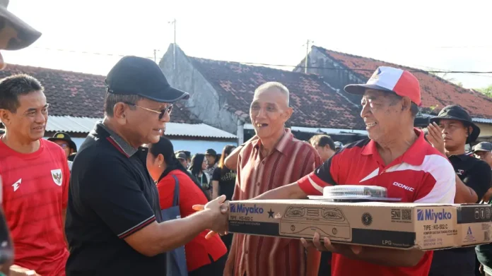 emerintah Kabupaten Buleleng menggelar aksi gotong royong membersihkan kawasan pesisir di wilayah Kecamatan Banjar pascabanjir yang sempat melanda daerah tersebut beberapa waktu lalu.