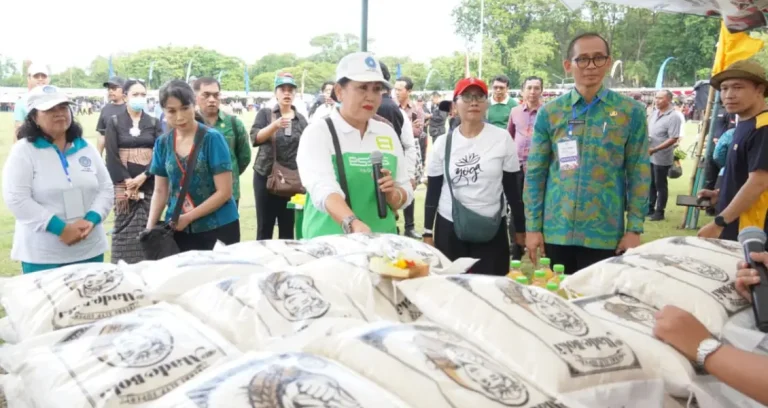 Tim Penggerak PKK Provinsi Bali menggelar kegiatan Pasar Rakyat bertajuk “Berbelanja dan Berbagi” di Lapangan Niti Mandala Renon, Denpasar, Jumat 13 Maret 2026.