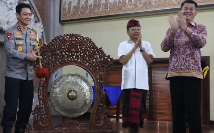 Gubernur Bali Wayan Koster menghadiri peresmian Website Cakrawasi, Command Center Cakrawasi, serta Galeri Mandala Krisna Direktorat Intelkam Polda Bali yang digelar di Gedung Presisi Polda Bali, Denpasar, Jumat 13 Maret 2026.