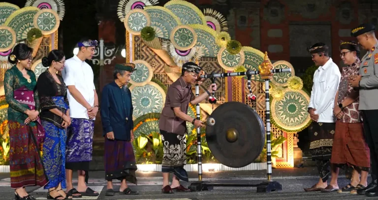 Lomba Ogoh-Ogoh Antar Kecamatan se-Kabupaten Klungkung yang resmi dibuka Bupati Klungkung I Made Satria bersama Eva Satria di Alun-Alun Ida Dewa Agung Jambe, Jumat 13 Maret 2026.