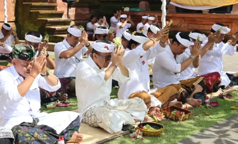 Pemerintah Kota Denpasar menggelar persembahyangan bersama dalam rangka memperingati Rahina Tumpek Wayang di Pura Agung Jagatnatha Denpasar, Sabtu 14 Maret 2026 pagi.