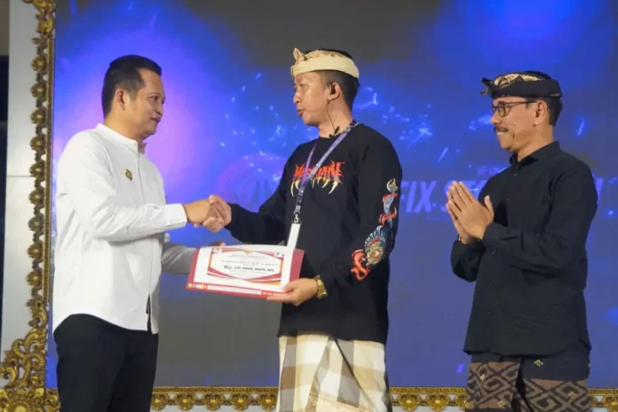 Bupati Jembrana I Made Kembang Hartawan menutup Masikian Festival 2026 yang menjadi wadah kreativitas pemuda dalam melestarikan seni, budaya, dan tradisi Bali.