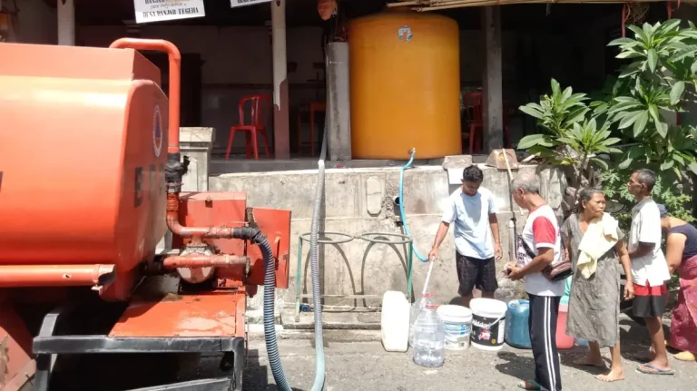 Pemerintah Kabupaten Buleleng mendistribusikan 327.200 liter air bersih kepada warga terdampak banjir di Kecamatan Banjar guna memastikan kebutuhan dasar masyarakat tetap terpenuhi selama masa pemulihan.