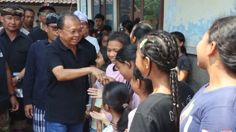 Gubernur Koster Tinjau Dampak Banjir di SDN 5 Banjar dan Salurkan Bantuan Sosial Rp1,26 Miliar