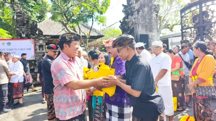 Bupati Bangli Sang Nyoman Sedana Arta menyerahkan paket sembako lintas agama untuk mempererat silaturahmi dan menegaskan pentingnya toleransi menjelang Hari Raya Nyepi, Idul Fitri, dan Paskah.