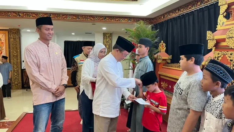 Direktur Retail dan Niaga PT PLN (Persero) Adi Priyanto menyerahkan santunan kepada 20 anak-anak yatim dalam program berbagi kebahagiaan Ramadan YBM PLN di Kantor PLN UID Bali, Jumat (13/3).