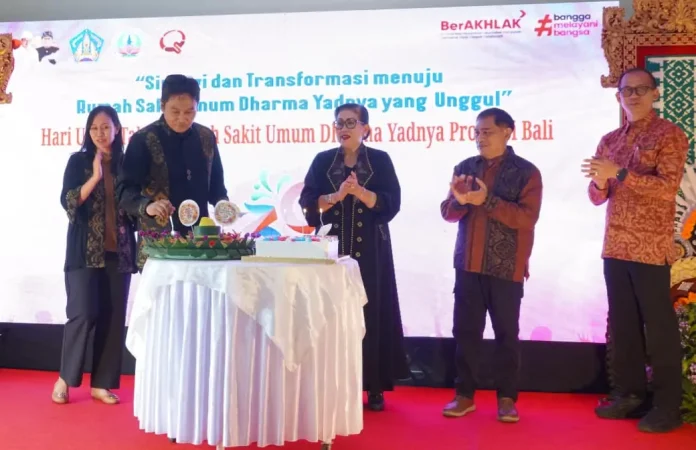 Ketua TP Posyandu Provinsi Bali, Ibu Putri Koster, mengingatkan tenaga kesehatan RSU Dharma Yadnya untuk memberikan pelayanan prima bagi semua pasien, baik BPJS maupun non-BPJS, tanpa membedakan latar belakang ekonomi. Ketua TP Posyandu Provinsi Bali, Ibu Putri Koster, mengingatkan tenaga kesehatan RSU Dharma Yadnya untuk memberikan pelayanan prima bagi semua pasien, baik BPJS maupun non-BPJS, tanpa membedakan latar belakang ekonomi.