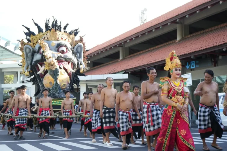 Bandara Internasional I Gusti Ngurah Rai menggelar parade ogoh-ogoh Kala Rau untuk menyambut Hari Raya Nyepi sekaligus memperkenalkan budaya Bali kepada penumpang.