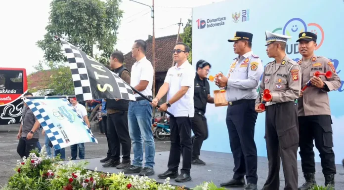 Walikota Denpasar Jaya Negara dan General Manager UID PLN Bali, Eric Rossi Priyo Nugroho saat melepas peserta mudik, di terminal Ubung, Selasa (17/3/2026) Walikota Denpasar Jaya Negara dan General Manager UID PLN Bali, Eric Rossi Priyo Nugroho saat melepas peserta mudik, di terminal Ubung, Selasa (17/3/2026)