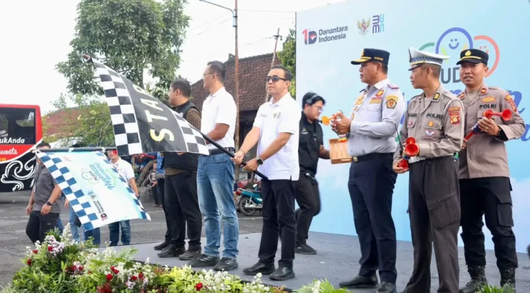 Walikota Denpasar Jaya Negara dan General Manager UID PLN Bali, Eric Rossi Priyo Nugroho saat melepas peserta mudik, di terminal Ubung, Selasa (17/3/2026)