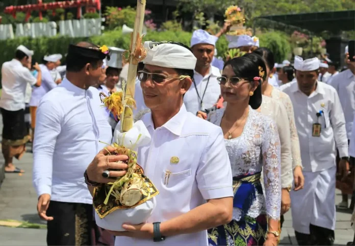 Pemerintah Kabupaten Klungkung menggelar upacara Mepepada di kawasan Catus Pata Klungkung, Selasa 17 Maret 2026.
