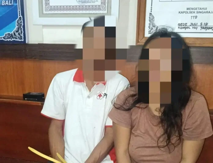 Dua terduga pelaku pencurian di kawasan suci Pura Pemayun (jeroan), Lingkungan Banyuning Tengah, Kelurahan Banyuning, Buleleng yang berhasil diamankan warga.