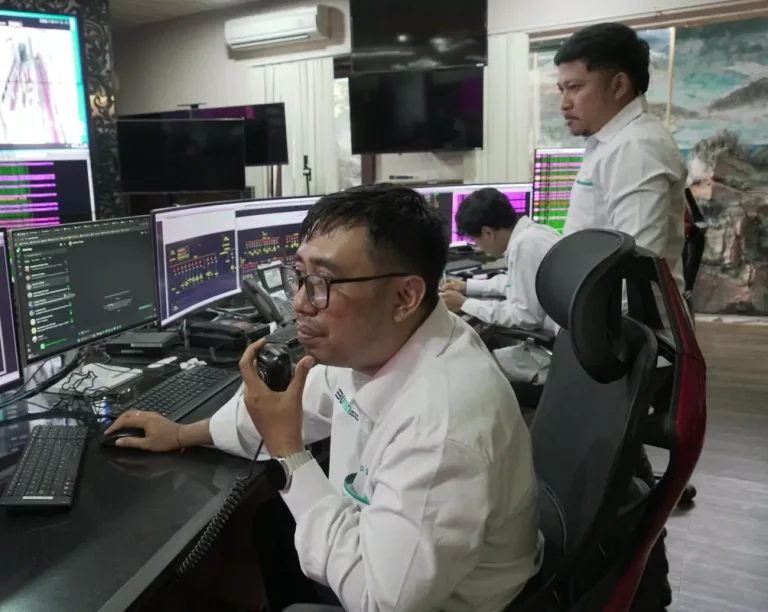 Ilustrasi Petugas Dispatcher siaga pada Hari Suci Nyepi