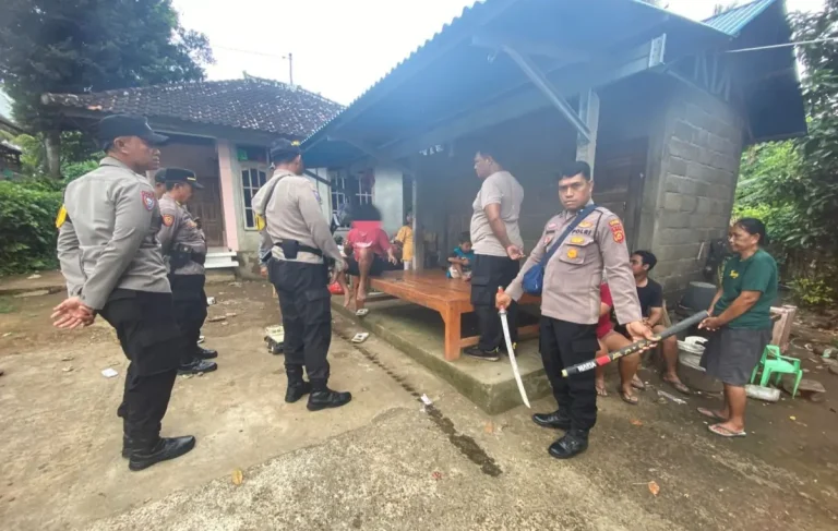 Polisi saat mengecek langsung TKP dugaan kasus penganiayaan yang membuat satu warga ditebas dengan Samurai