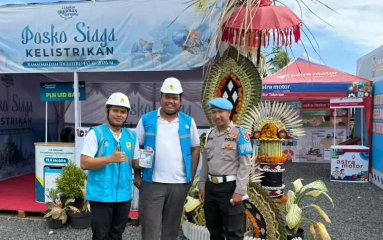 Petugas PLN bersama aparat kepolisian bersinergi di Posko Siaga Mudik di Tabanan untuk memastikan keamanan dan kenyamanan pemudik selama periode arus mudik.