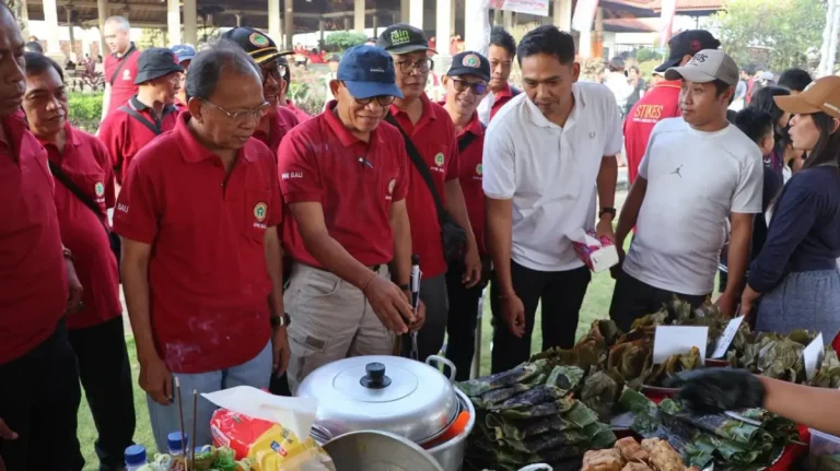Gubernur Bali Wayan Koster hadir di HUT PPNI ke-52 di Klungkung, melepas jalan sehat, ikut cek kesehatan, serta mendukung produk UMKM dengan berbelanja langsung.