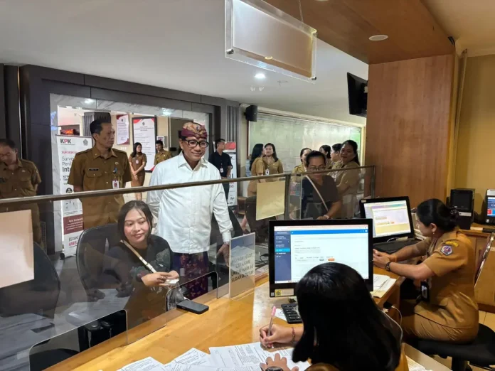 Sekda Eddy Mulya Tinjau Beberapa Lokasi Pelayanan Publik Kota Denpasar Saat Periode Cuti Bersama Hari Raya Idul Fitri 2026.