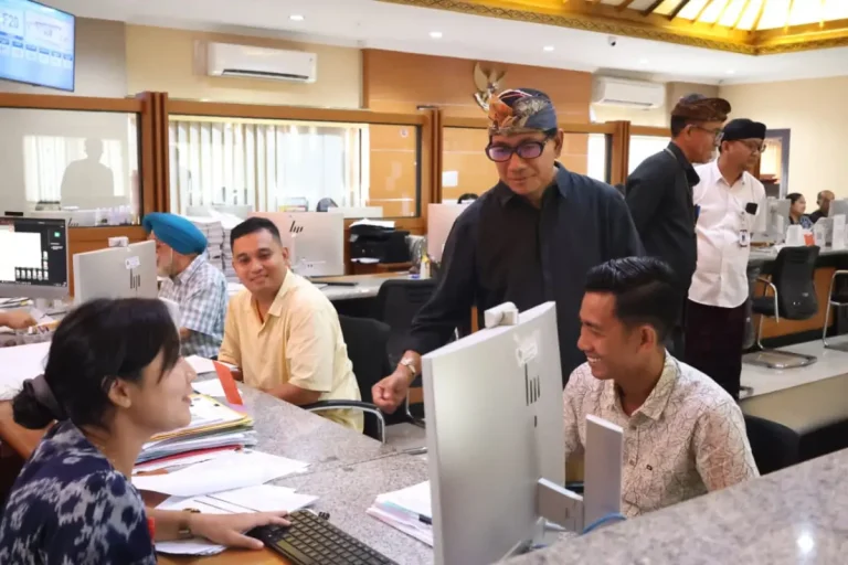 Sekda Kota Denpasar, I Gusti Ngurah Eddy Mulya saat melaksanakan kunjungan ke sejumlah titik layanan publik, Selasa (24/3).
